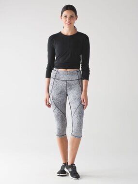 Lululemon Outrun 17" Crop Leggings Size 6 Spray Jacquard
